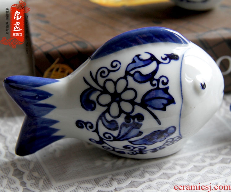 Ceramic small creative lovely fish tank, the family decorates a small place ins jingdezhen blue and white porcelain desktop floating fish
