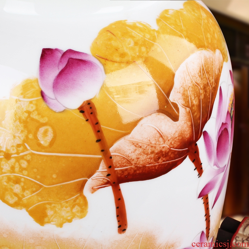 Famous works of hu, jingdezhen ceramics vase upscale gift porcelain hand - made famille rose the best of Hollywood east melon bottle