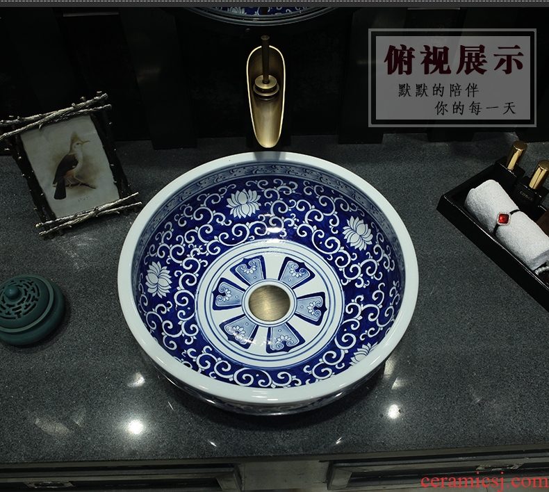 Hand on the blue and white porcelain basin to jingdezhen ceramic lavatory basin hotel Chinese art circle in the sink
