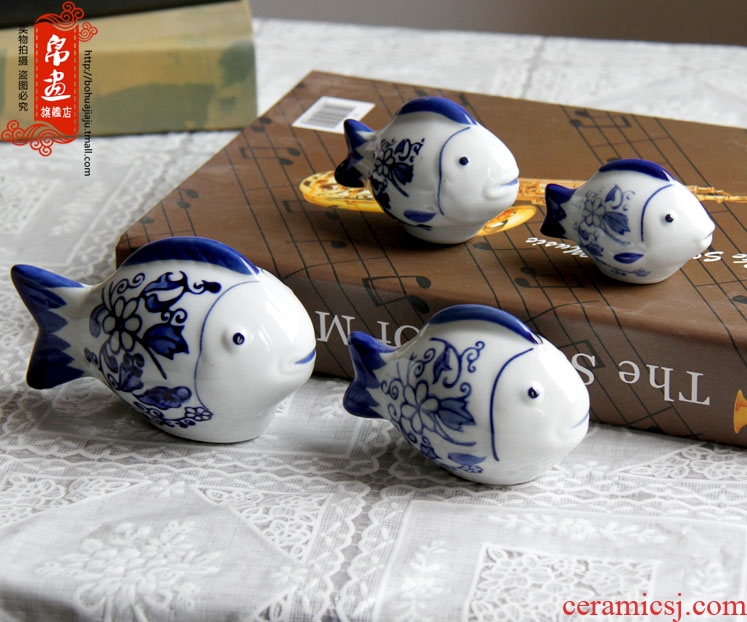 Ceramic small creative lovely fish tank, the family decorates a small place ins jingdezhen blue and white porcelain desktop floating fish