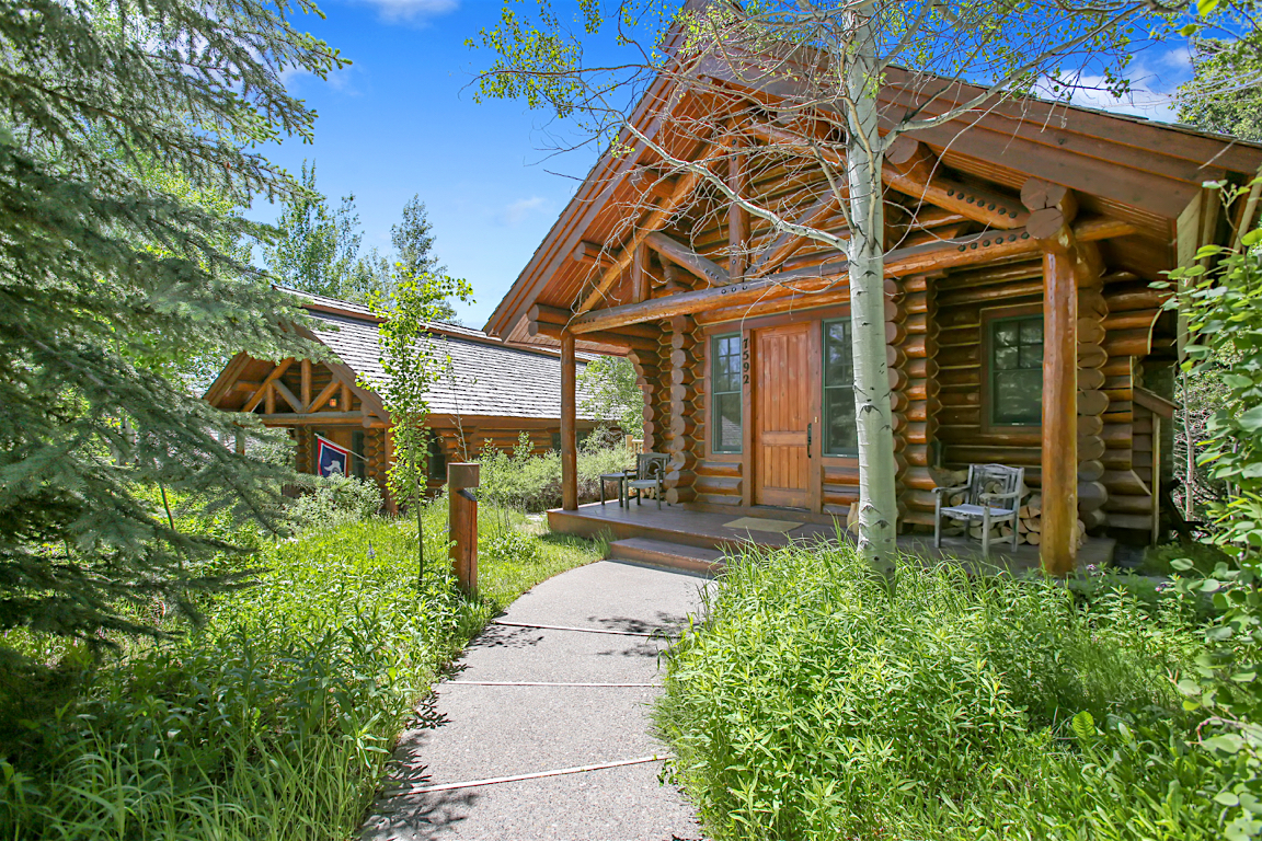 Abode Luxury Rentals Jackson Hole Moosehead Cabin Exterior 1