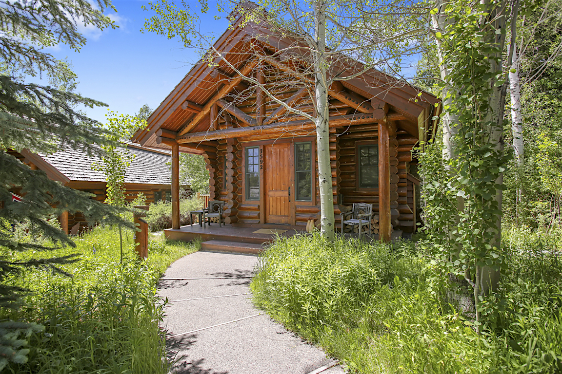 Abode Luxury Rentals Jackson Hole Moosehead Cabin Exterior 2