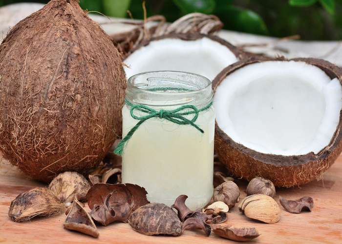 Coconut oil for skin: coconut oil helps moisturize the skin, improve skin health, and reduce skin aging.