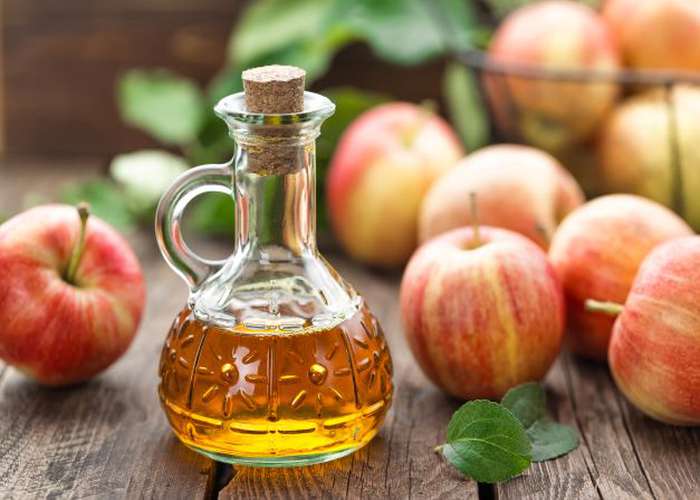Apple cider vinegar (ACV) for the hair: use, benefits, and precautions.