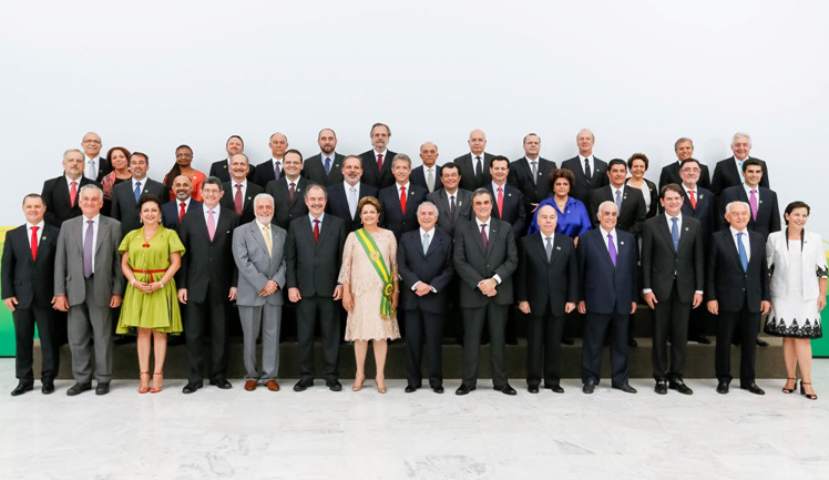 A presidenta Dilma Rousseff à frente de sua equipe de 39 ministros (Foto: Roberto Stuckert Filho/PR)