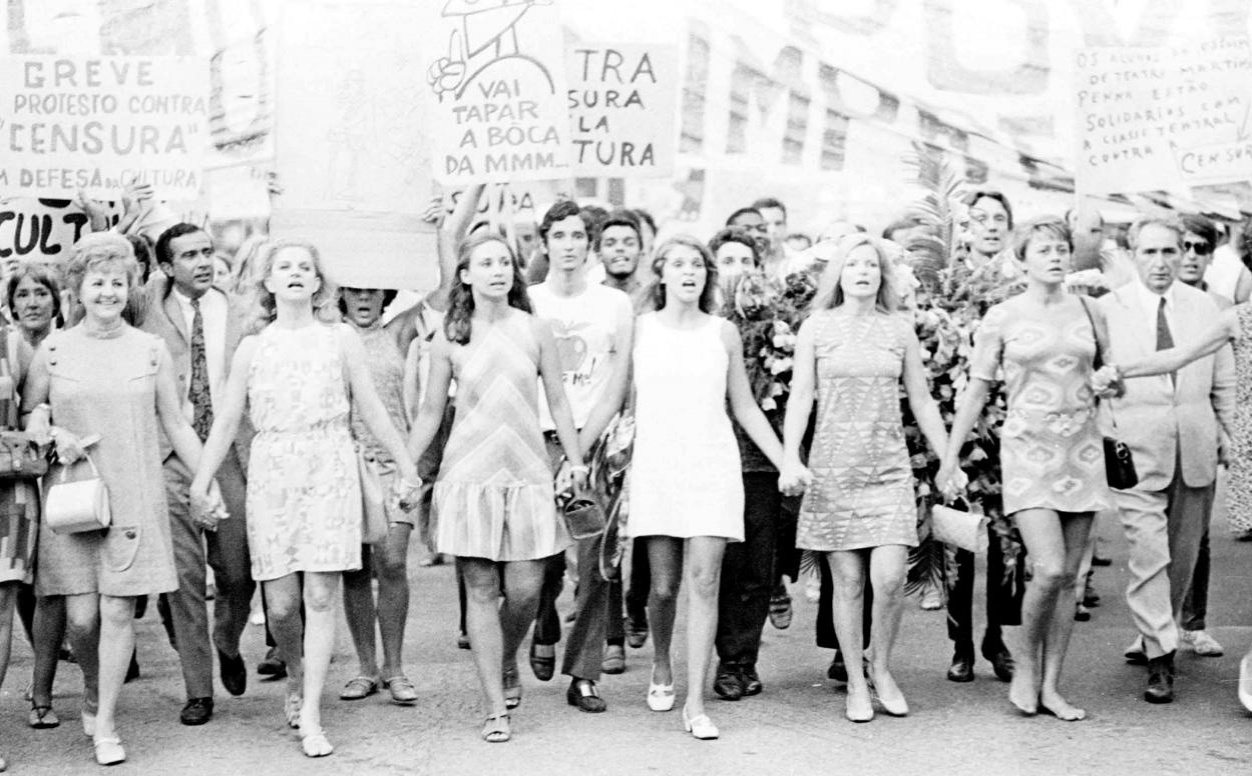 1968---as-atrizes-eva-todor-tonia-carrero-eva-wilma-leila-diniz-odete-lara-e-norma-bengell-em-1968-durante-a-passeata-dos-cem-mil-em-protesto-contra-a-ditadura-militar-no-brasil-no-rio-de-janeiro-