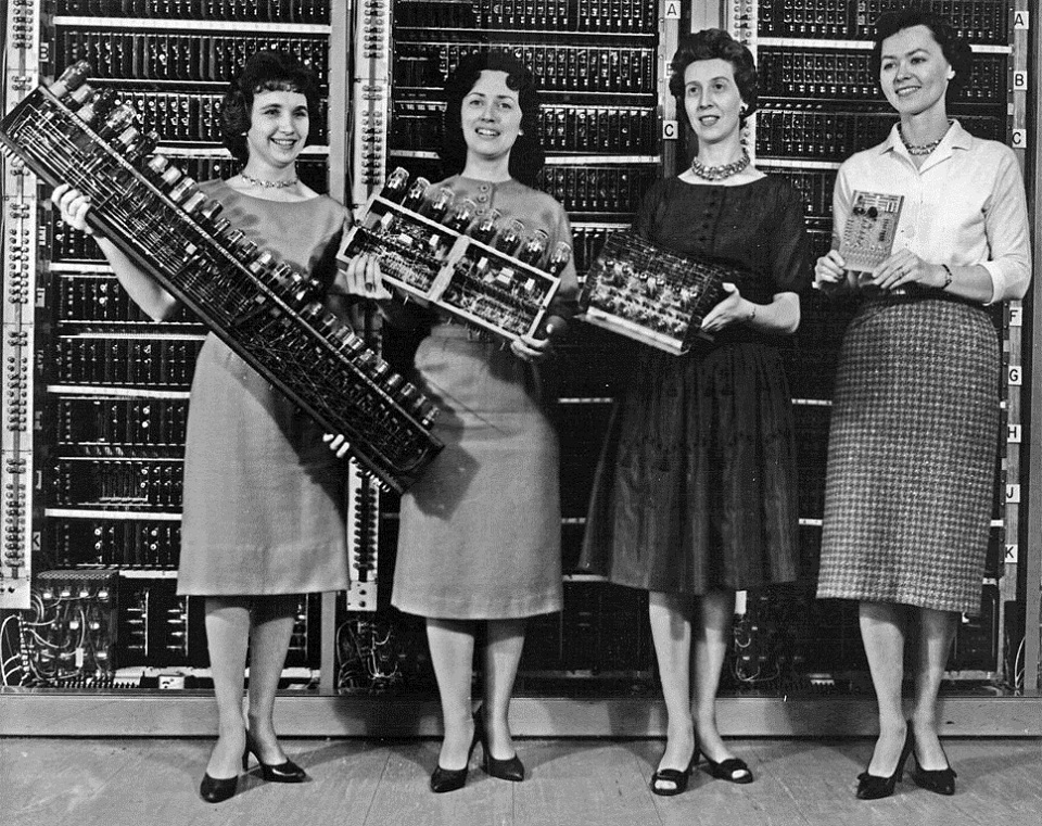 968px-ENIAC_scientists_holding_various_parts_of_the_computer