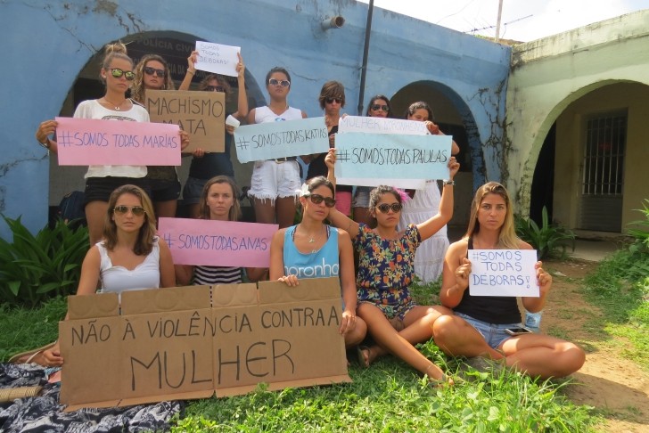 protesto_mulher_fernando de noronha