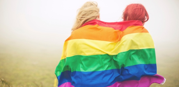 casal-com-bandeira-lgbt-1460158675863_615x300