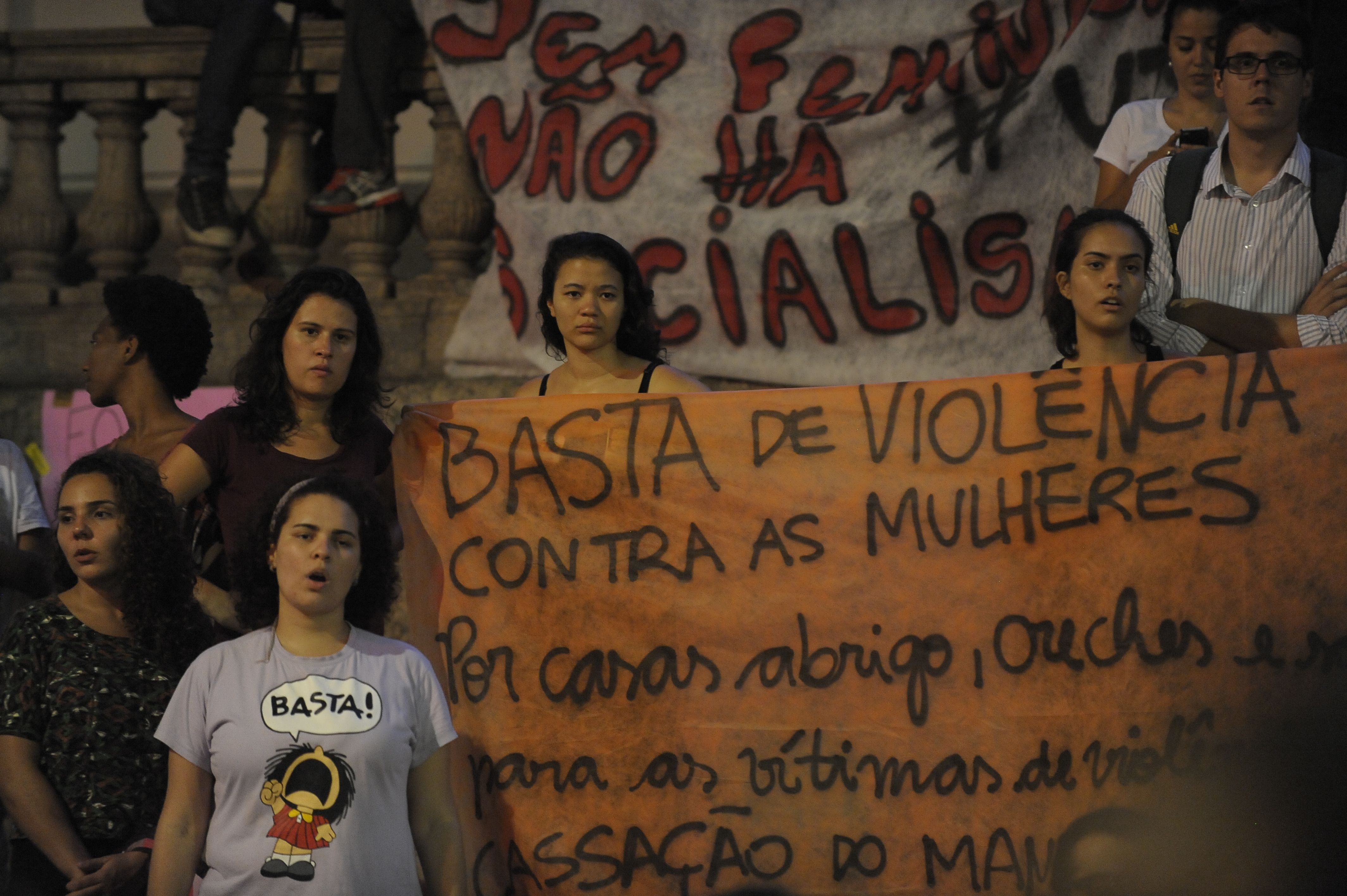 Protesto-em-frente-a-Camara-dos-Vereadores-do-Rio-de-Janeiro-contra-o-PL-5069-13_25112015005