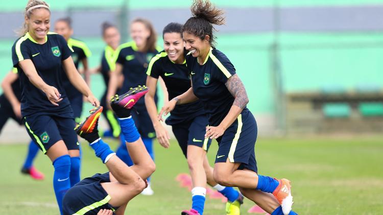 jogadoras-da-selecao-brincam-durante-treino-antes-de-estreia-na-rio-750×421