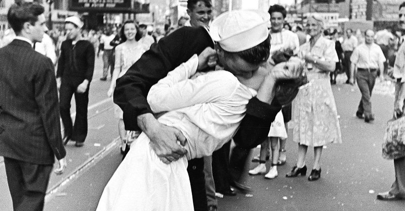 Kissing3-thumb-800×418-78841