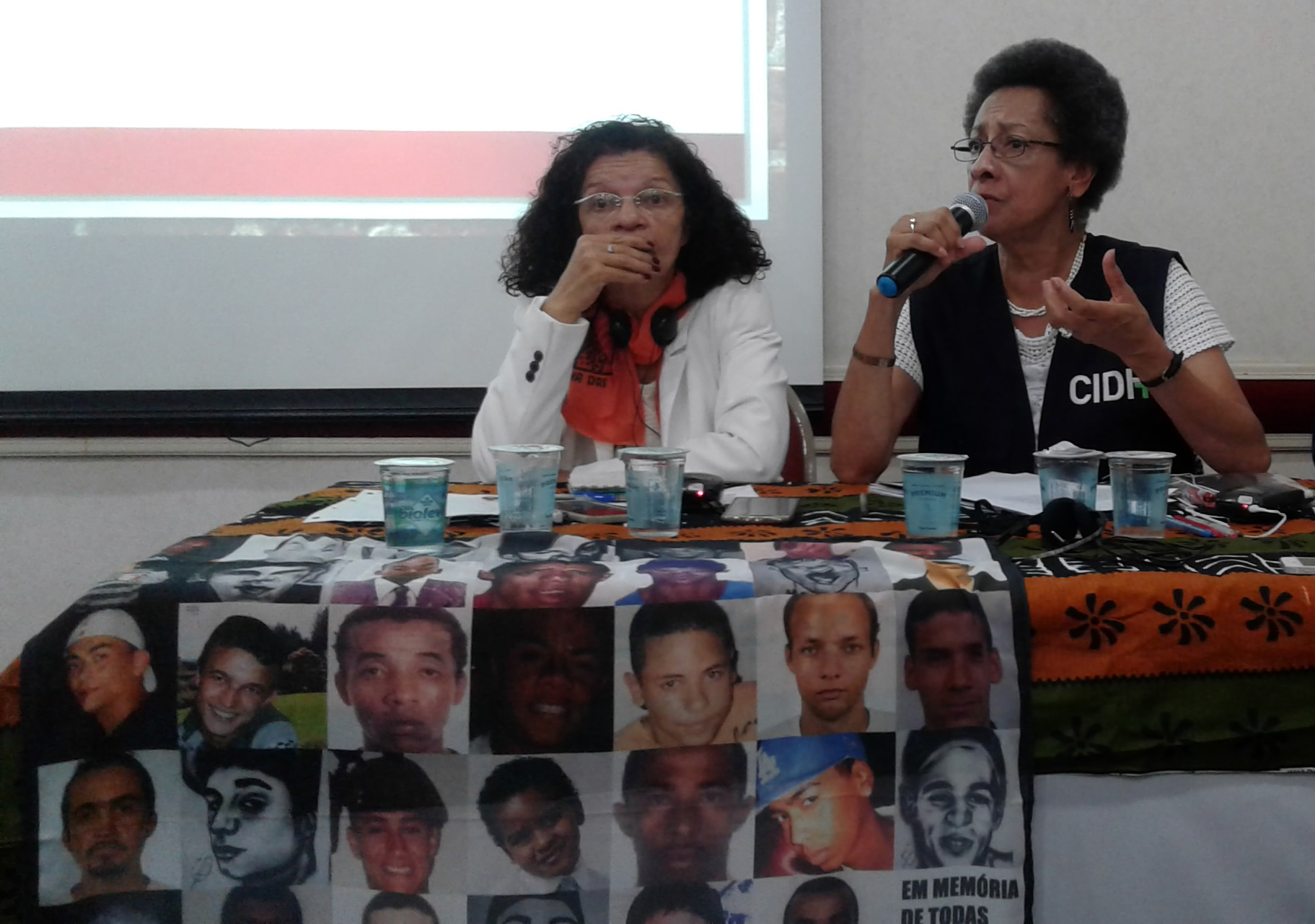Margarette Macaulay fala. À frente da mesa, lenço colocado à frente mostra imagens de mortos nos Crimes de Maio (crédito: Luciana Araújo).