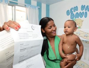Dona de casa Rosália Gomes, 28 anos, mãe de Davi, 9 meses: "Tive muitas dores e passei o resto da gravidez apreensiva" Foto: Arthur Mota/Folha de Pernambuco