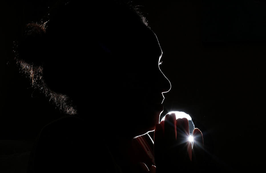 EPI5336SOROCABA/SP 27/04/2017 METROPOLE VIOLENCIA/MULHER/ESPECIAL DOMINICAL.Na foto mulher concede entrevista no CIM (Centro de Integravßao da Mulher) em Sorocaba, a mulher na foto  foi agredida e se encontra no abrigo , nao pode ser identificada por mot