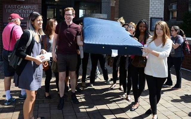 Mattress_Performance_(Carry_That_Weight),_10_September_2014,_cropped (1)