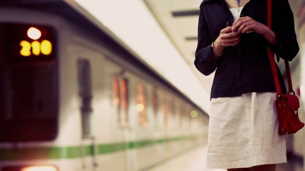 _97625213_mulher-em-estacao-de-metro