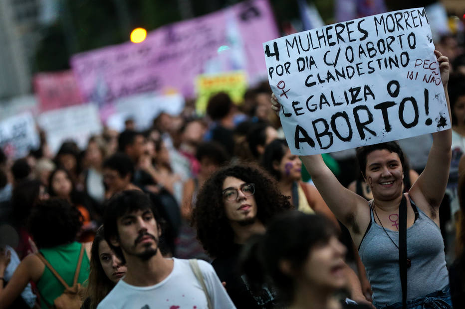 Protesta de mujeres en Sao Paulo contra proyecto que puede restringir el aborto en Brasil