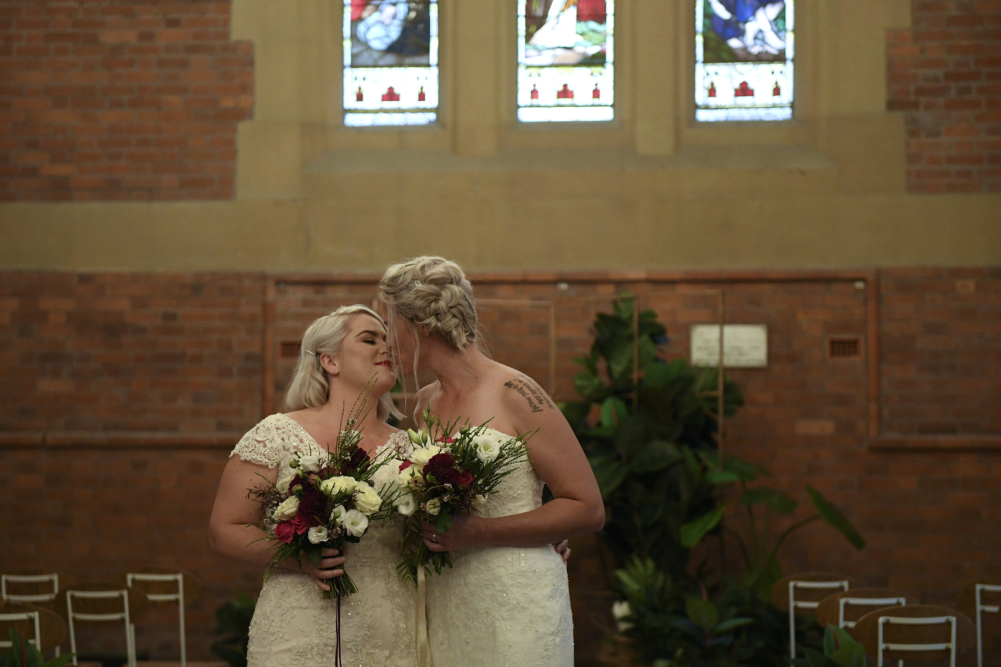 Rebecca Hickson e Sarah Turnbull posam para fotos após se casarem em Newcastle, na Austrália