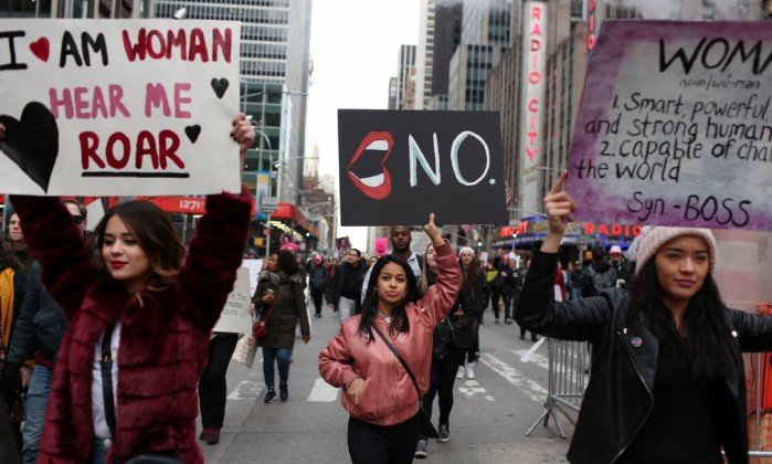 Women27s-March-in-Manhattan-in-New-York-City-New-York-US-January-20.jpg.pagespeed.ic.qsZ8r1hJiD