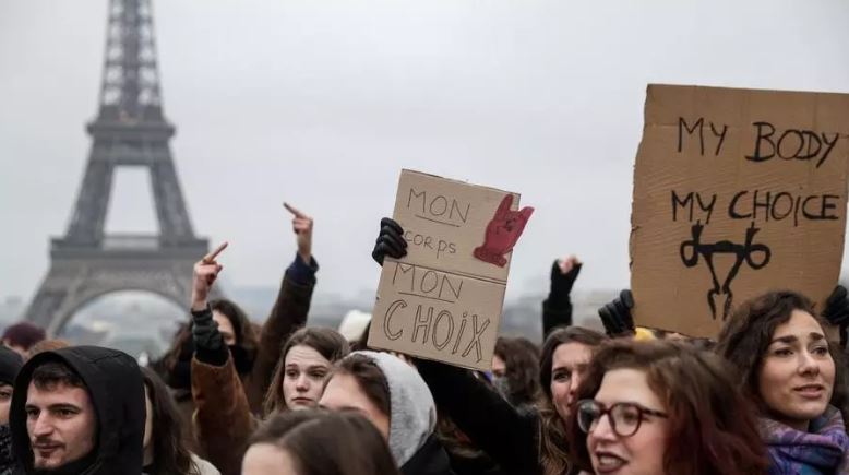 Aborto_ManifestacaoMulheresParisFotoGeoffroyVanDerHasseltAFP