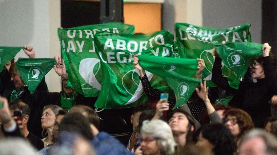 manifestantes-seguram-lencos-verdes-a-favor-do-direito-ao-aborto-durante-discurso-de-rita-segato-em-buenos-aires-1598406266024_v2_900x506