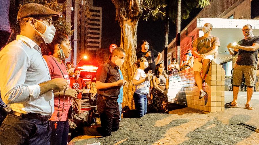 16ago2020—manifestantes-anti-aborto-fazem-oracao-em-frente-hospital-onde-menina-abusada-de-10-anos-sofre-um-aborto-1597696910975_v2_900x506