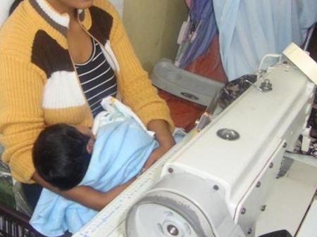 jovem-resgatada-cuida-do-filho-recem-nascido-enquanto-trabalha-em-maquina-de-costura-1603553160316_v2_450x337