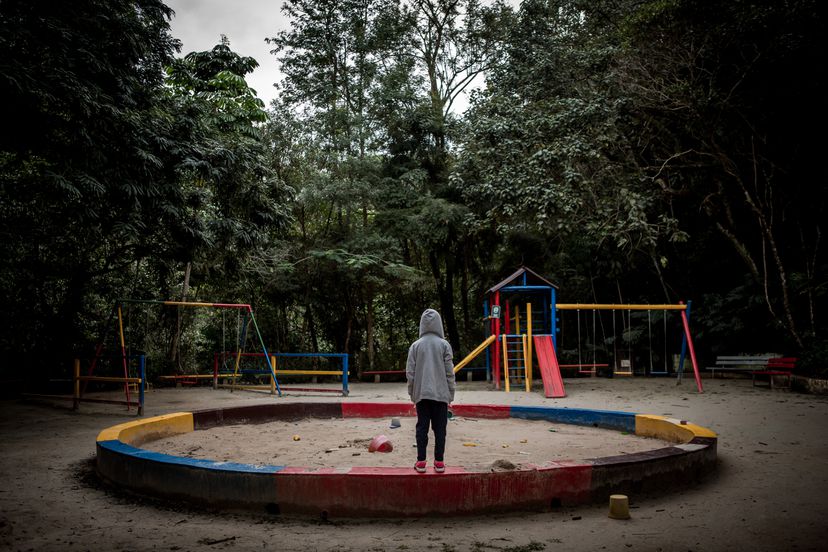 2021 05 13 meninas de capuz brincando no parque.