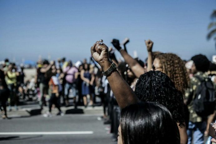 Foto – Marcelo Rocha – Mídia NINJA – Mulheres negras com punhos levantados