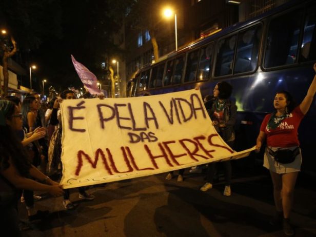 Ativistas marcham no centro do Rio de Janeiro pela legalização do aborto na América Latina_Vida_Mulheres_Direitos_Políticas públicas_Foto_ Mídia Ninja