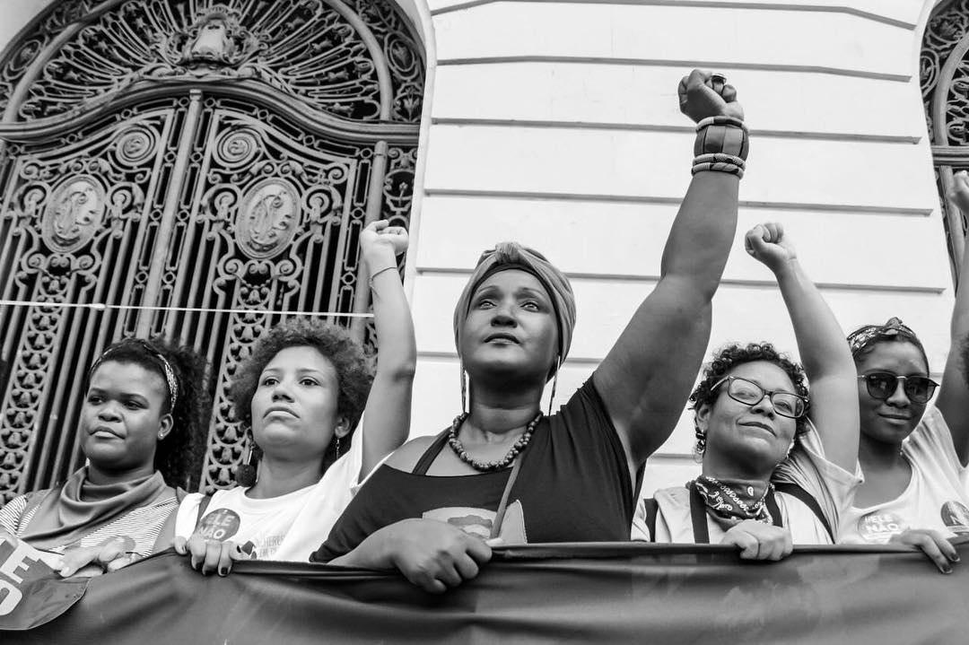 Mulheres negras de punhos levantados – Crédito – Ian de Farias – Mídia NINJA