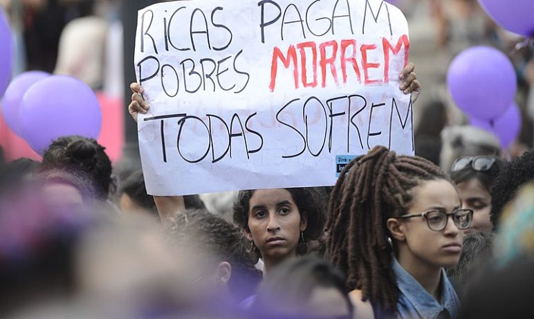 Rio de Janeiro – Mulheres defendem legalização do aborto e protestam contra CPI na escadaria da Assembléia Legislativa do Estado do Rio de Janeiro (Fernando Frazão/Agência Brasil)