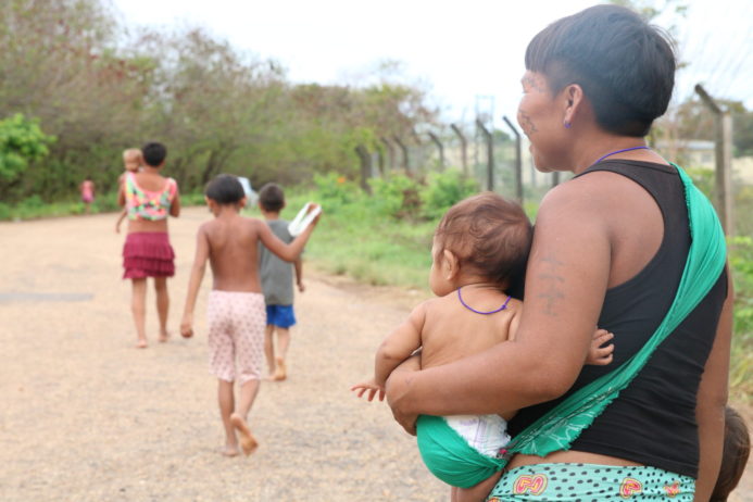 Mulher indígena com bebê em frente ao Hospital de Campanha Yanomami montado na Casa de Saúde Indígena – Casai. Foto: Ravena Rosa/Agência Brasil