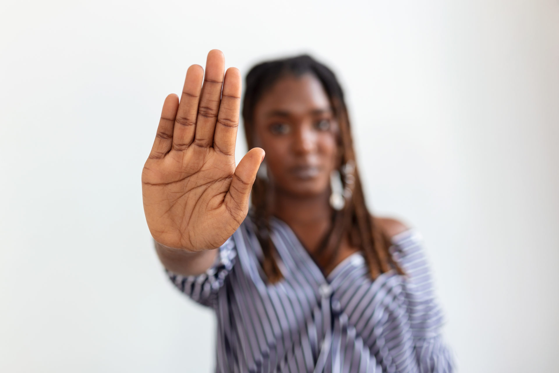 mulher-levantou-a-mao-para-dissudir-a-campanha-pare-a-violenci-contra-as-mulheres-mulher-afro-americana-levantou-a-mao-para-dissudir-com-espaco-de-copi.jpg