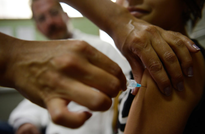 Alunas do Centro de Ensino Fundamental 25, em Ceilândia, são vacinadas contra o papiloma vírus humano – HPV. Foto: Marcelo Camargo/Agência Brasil).