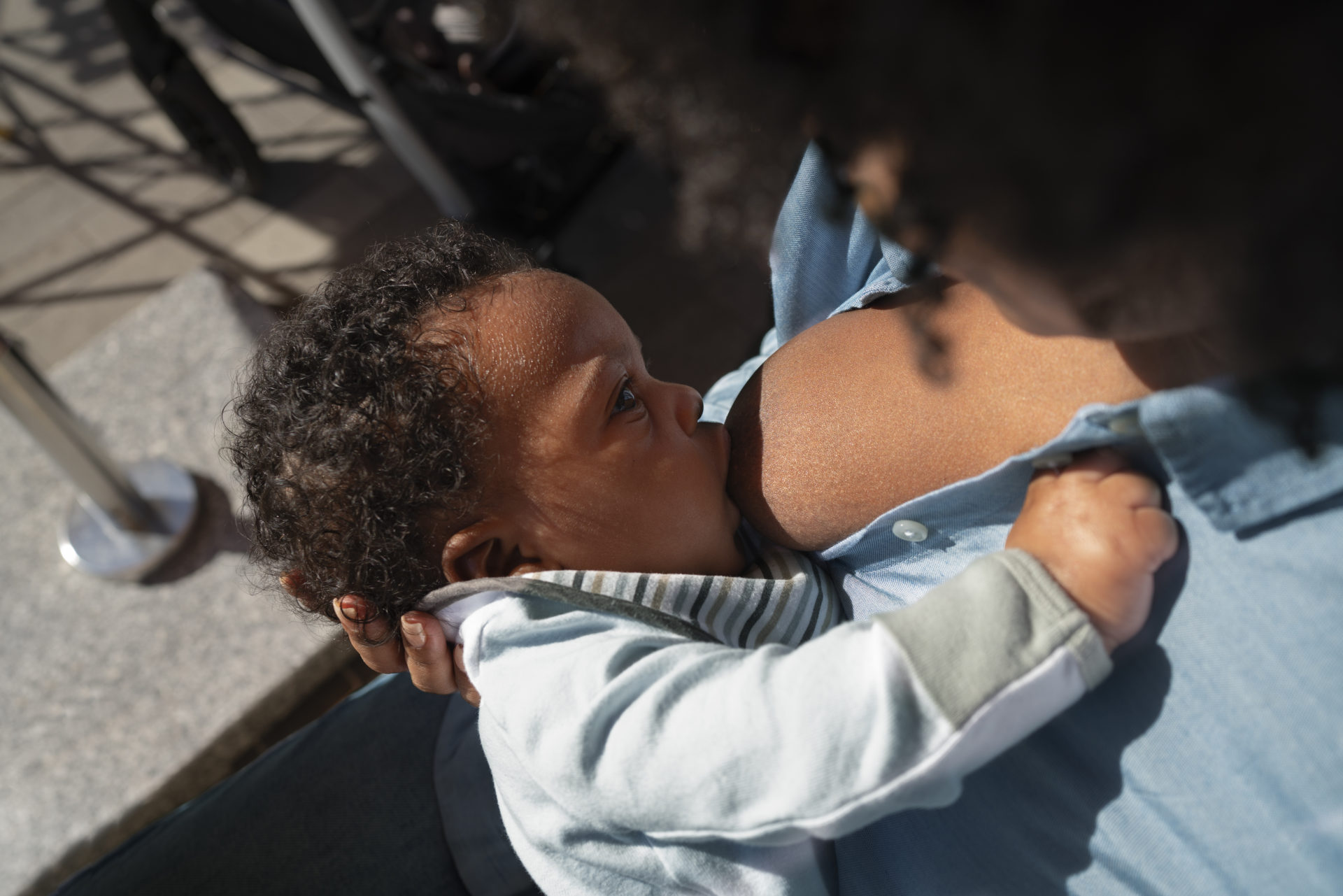 Menina amamentando bebê. Foto: Freepik