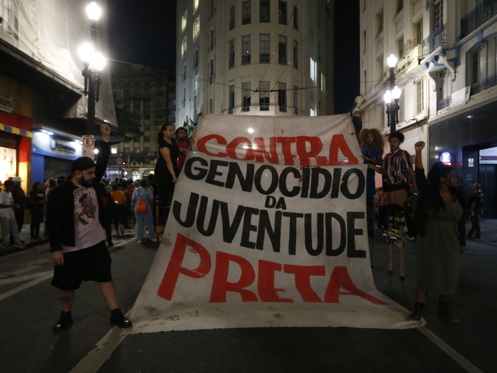 Movimento negro promove ato em frente à Secretaria de Segurança Pública em repúdio à chacina no Guarujá. Foto: Paulo Pinto/Agência Brasil