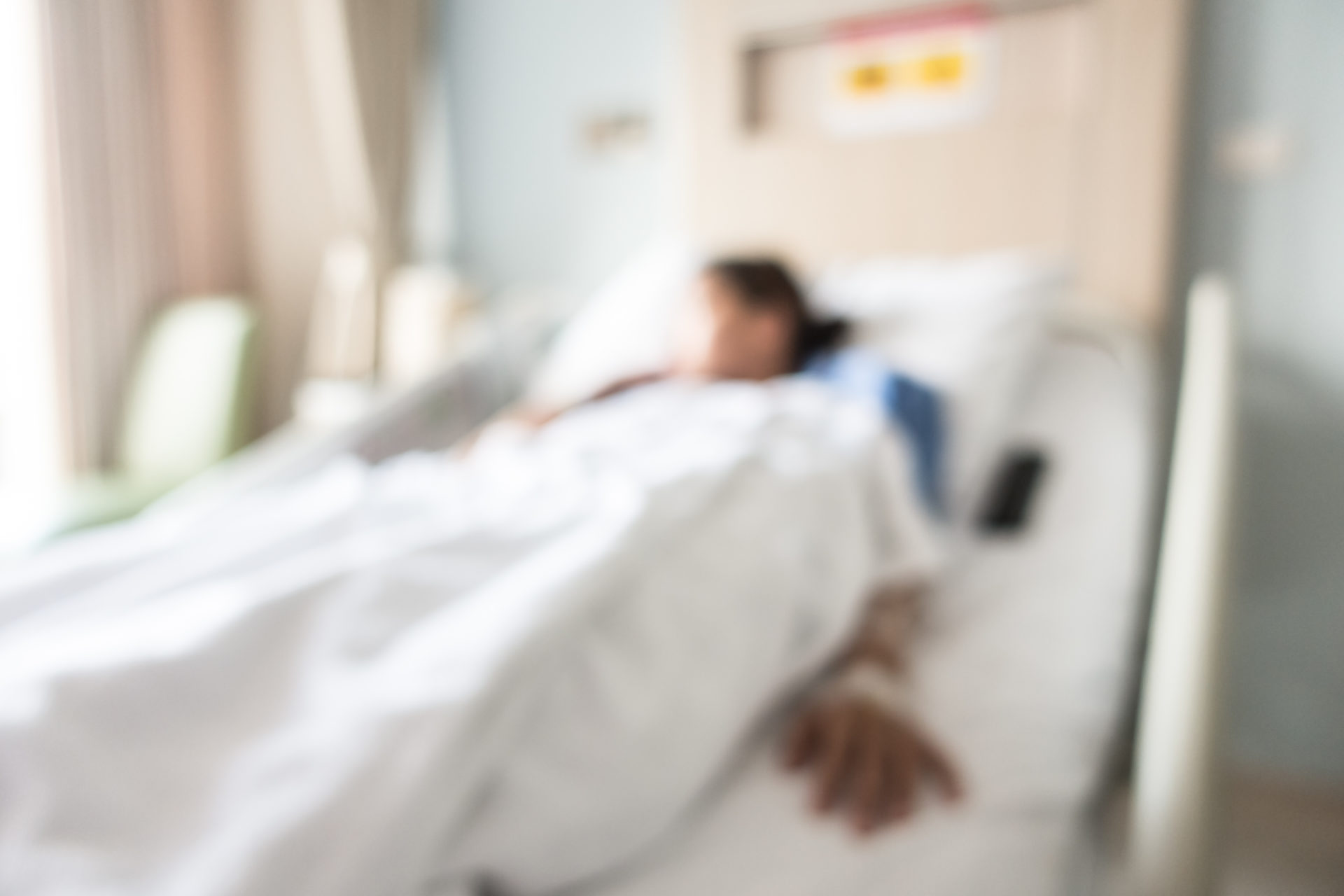 Mulher em cama de hospital – Foto: Freepik