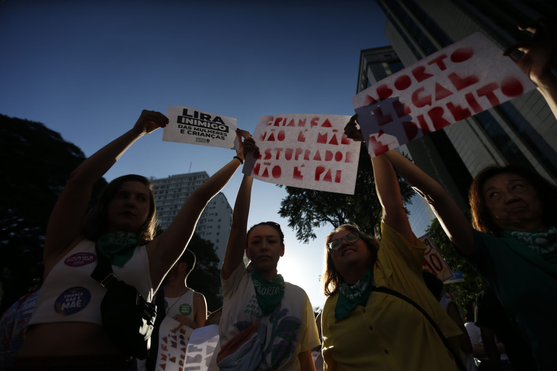 Manifestantes contra o PL da gravidez precoce se reúnem no Masp