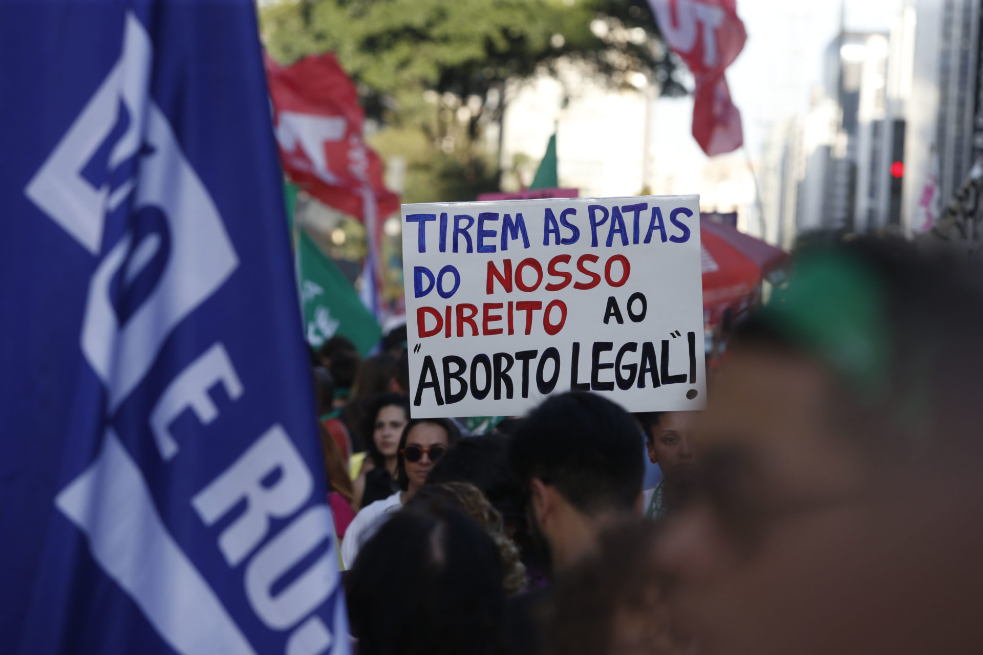 Manifestantes contra o PL da gravidez precoce se reúnem no Masp