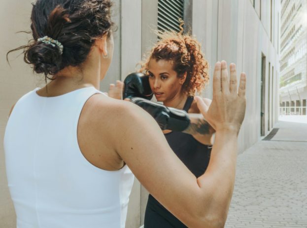 Mulheres praticando defesa pessoal – Foto Unsplash