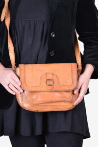 Vintage tan brown leather handbag