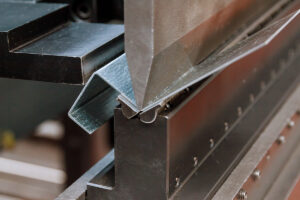 Bending of sheet metal with small bend radius on CNC hydraulic press brake