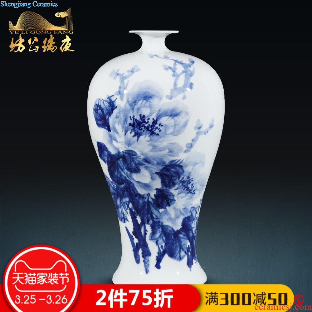 Jingdezhen ceramics hand blue and white porcelain vase is placed the new Chinese style household living room TV cabinet flower decorations