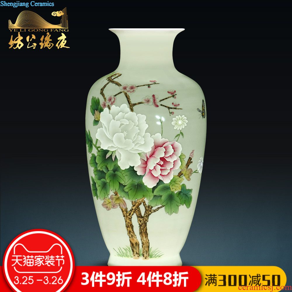 Jingdezhen hand-painted ceramic famille rose blooming flowers flower vase Chinese handicraft home sitting room adornment is placed