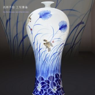 Jingdezhen ceramics hand-painted painting of flowers and new Chinese style household living room TV ark handicraft of blue and white porcelain vase furnishing articles