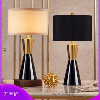 Light the luxury of postmodern American desk lamp adornment bedroom berth lamp European creative contracted ceramic sitting room warm marriage