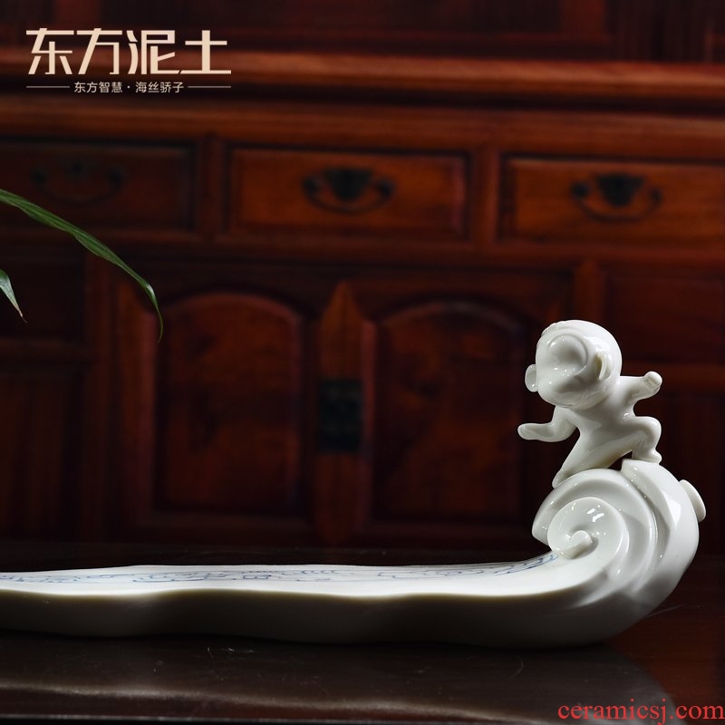 Oriental clay ceramic little monkey furnishing articles creative lovely office desktop decoration/rise