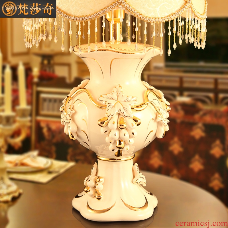 Europe type desk lamp 2018 marriage room luxury wedding gift ceramics restore ancient ways to decorate the sitting room the bedroom the head of a bed a wedding gift